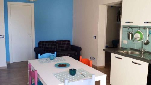 A kitchen or kitchenette at Holiday home in Portopalo 35405