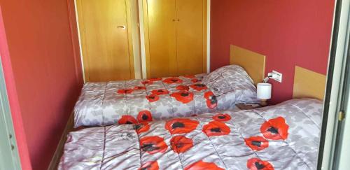 San Rafael del RíoにあるApartment in Sant Jordi Castellon 34712のベッドルーム1室(赤い花のベッド1台付)