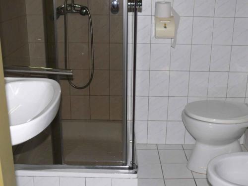 バラトンケレストゥールにあるApartment in Balatonkeresztur 35398のバスルーム(シャワー、トイレ、シンク付)