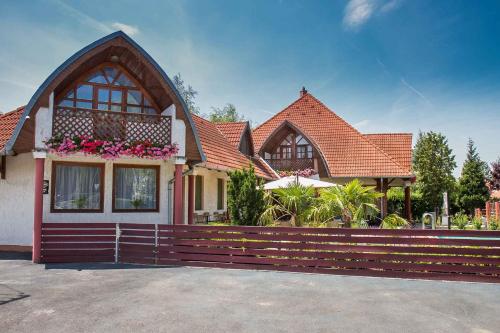 A garden outside Apartment in Balatonkeresztur 35398
