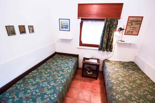 um pequeno quarto com 2 camas e uma janela em Holiday home in Medulin/Istrien 35448 em Medulin