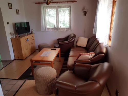 sala de estar con muebles de cuero y TV en Holiday home in Hluboka nad Vltavou 35283, en Hluboká nad Vltavou