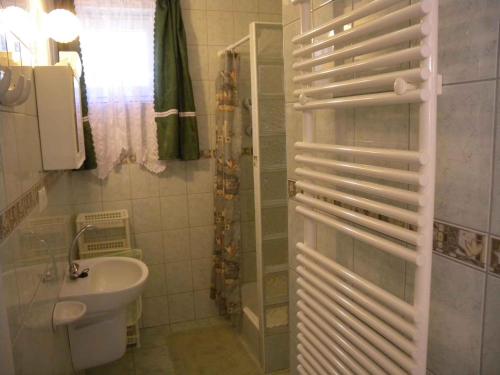 une salle de bain avec un lavabo et des toilettes et une fenêtre dans l'établissement Apartment Zalakaros 5, à Zalakaros