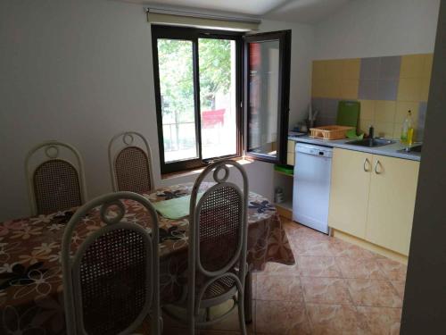 ギェネシュディアーシュにあるHoliday home in Gyenesdias/Balaton 33973のキッチン(テーブル、椅子付)、窓