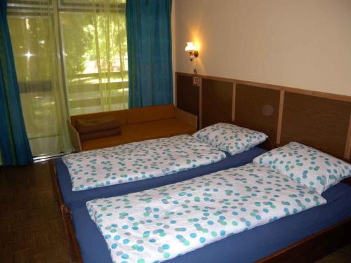 桑托德的住宿－Holiday home in Szantod/Balaton 31357，客房设有两张床和窗户。