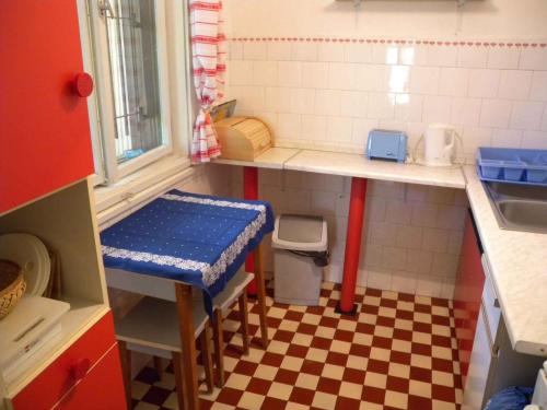 una cucina giocattolo con tavolo e lavandino di Holiday home in Szantod/Balaton 31357 a Szántód