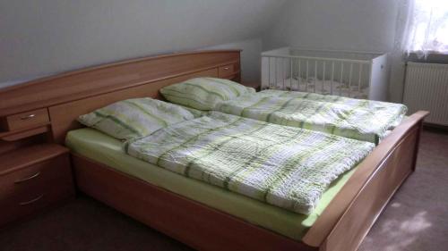 1 Schlafzimmer mit 2 Betten und einem Kopfteil aus Holz in der Unterkunft Apartment in Ribnitz-Damgarten 35179 in Ribnitz-Damgarten
