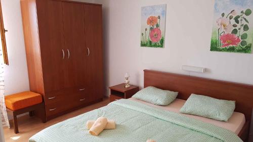 Ένα ή περισσότερα κρεβάτια σε δωμάτιο στο Dobrinj Apartment 2
