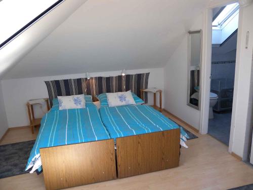 ザラカロシュにあるApartment Zalakaros 6のベッドルーム1室(大型ベッド1台、青いシーツ付)