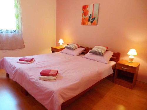 - une chambre avec 2 lits et des serviettes dans l'établissement Apartment in Njivice/Insel Krk 34619, à Njivice