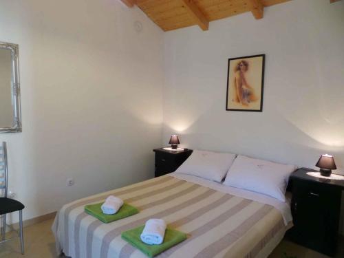 - une chambre avec un lit et 2 serviettes dans l'établissement Holiday home in Krsan 34600, à Kršan
