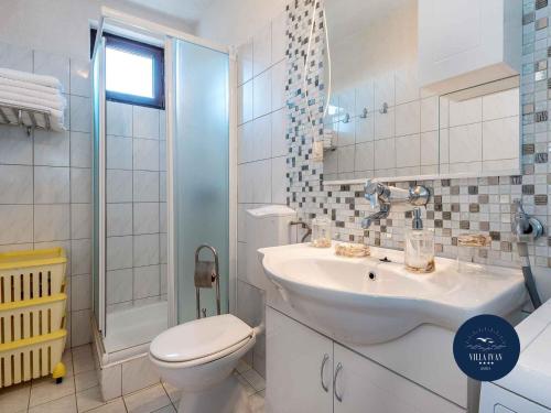 Ett badrum på Apartments Rogoznica/Sibenik Riviera 7181