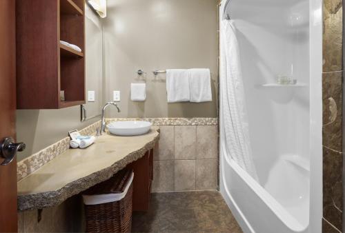 bagno con lavandino, doccia e vasca di Star Suite -Luxurious condo with 3 fireplaces, and open Pool! a Canmore