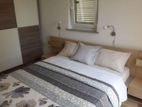 ein großes Bett in einem Schlafzimmer mit Fenster in der Unterkunft Apartment in Banjole/Istrien 34141 in Banjole