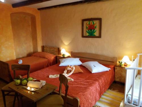 sypialnia z 2 łóżkami i stołem z owocami w obiekcie Holiday home in Dignano w mieście Vodnjan