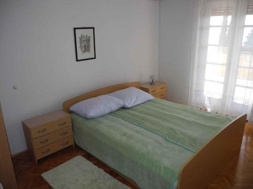 Postel nebo postele na pokoji v ubytování Apartment in Crikvenica 5485
