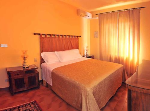1 dormitorio con 1 cama grande y TV en Apartment in Vicchio/Toskana 31169, en Vicchio