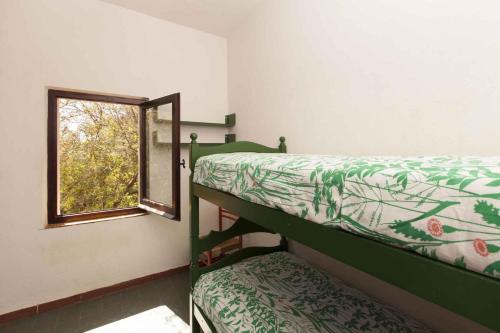 トッレ・デッレ・ステッレにあるHoliday home in Torre delle Stelle 30350のベッドルーム1室(二段ベッド2台、窓付)が備わります。