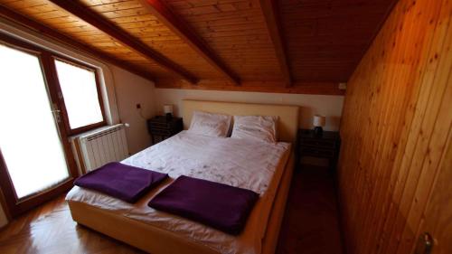 1 dormitorio con 1 cama en una habitación de madera en Apartment in Klimno/Insel Krk 33504, en Klimno