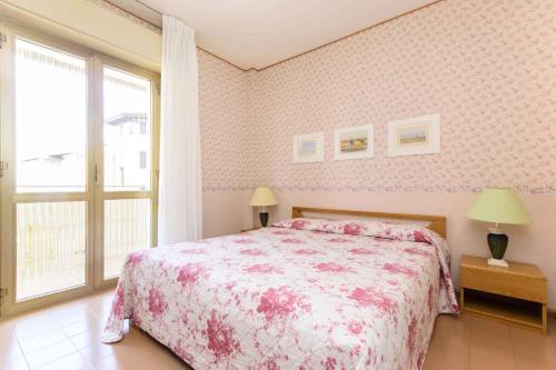 リニャーノ・サッビアドーロにあるApartment in Lignano 21640のベッドルーム1室(ベッド1台、大きな窓付)