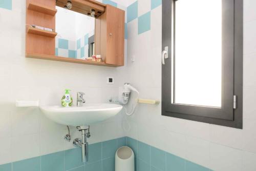 リニャーノ・サッビアドーロにあるApartment in Lignano 21634のバスルーム(洗面台、鏡、トイレ付)