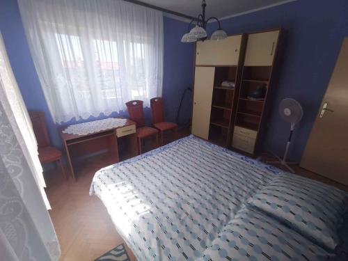 Postel nebo postele na pokoji v ubytování Apartment in Crikvenica 5484