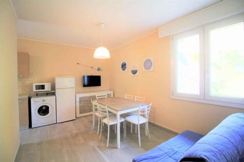salon ze stołem i kuchnią w obiekcie Apartments in Rosolina Mare 24915 w mieście Rosolina Mare