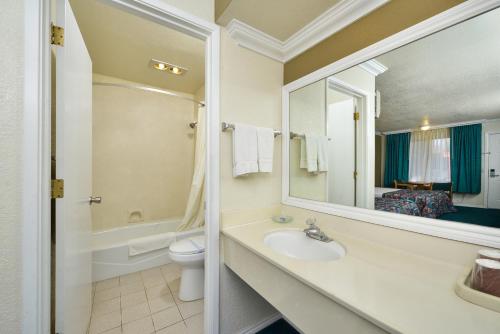Kamar mandi di Atascadero Inn