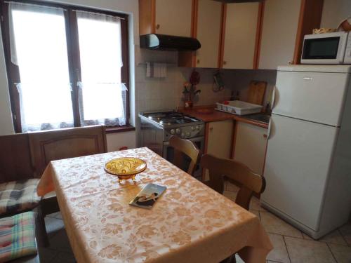 Kuchyňa alebo kuchynka v ubytovaní Holiday home in Medulin/Istrien 27402