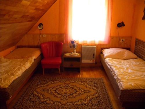 ザラカロシュにあるApartments in Zalakaros/Thermalbad 20689のベッドルーム1室(ベッド2台、椅子、窓付)