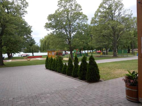 un parc avec une rangée d'arbres dans un parc dans l'établissement Holiday home Balatonfűzfo/Balaton 27729, à Balatonfůzfő