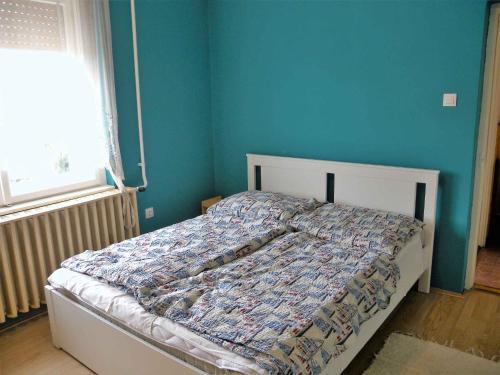 バラトンフェニヴェシュにあるHoliday home in Balatonfenyves 18432の青い壁のベッドルーム1室