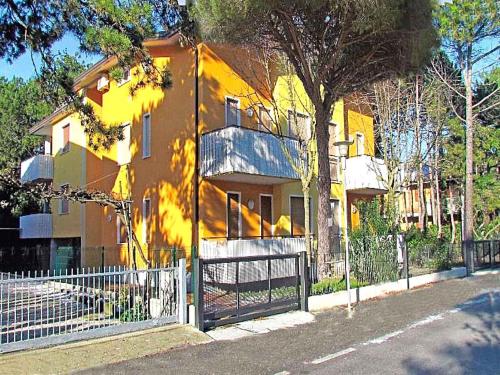 ビビオーネにあるApartment in Bibione 24631の黄色い家