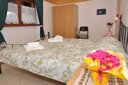 ピエーヴェ・ディ・レードロにあるApartments in Pieve di Ledro/Ledrosee 22671のベッドルーム1室(花柄のシーツ付きのベッド1台付)