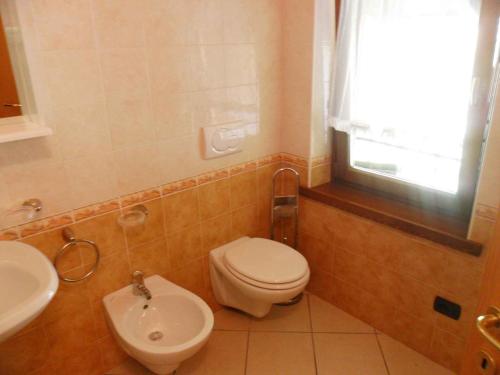 ピエーヴェ・ディ・レードロにあるApartments in Pieve di Ledro/Ledrosee 22671のバスルーム(トイレ、洗面台付)