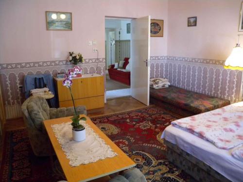 シオーフォクにあるHoliday home in Siofok/Balaton 19878のベッド1台、テーブル(花付)が備わる客室です。