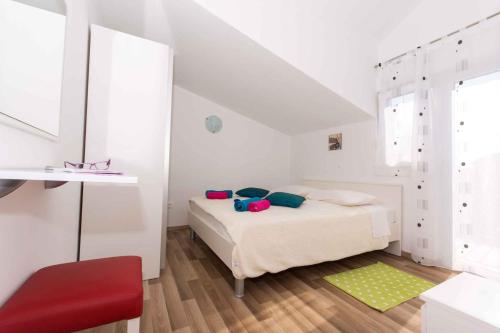 Posteľ alebo postele v izbe v ubytovaní Apartments in Okrug Gornji 26579
