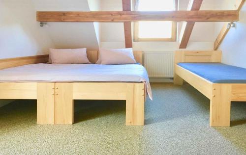 una camera con letto e panca di Apartments in Harrachov/Riesengebirge 2300 a Harrachov