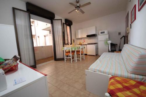 ロザピネタにあるOne-Bedroom Apartment in Rosolina Mare Vのベッドルーム1室(ベッド1台付)、キッチン(テーブル付)