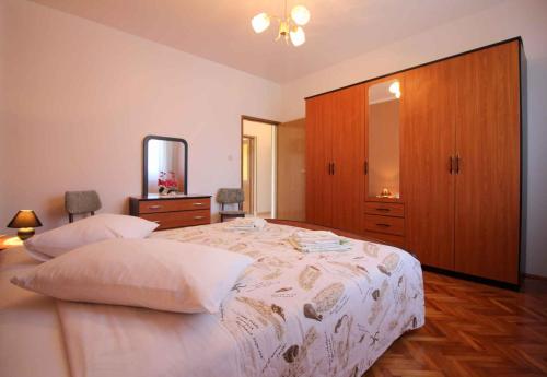 sypialnia z łóżkiem, komodą i lustrem w obiekcie Apartment in Porec/Istrien 10031 w Poreču