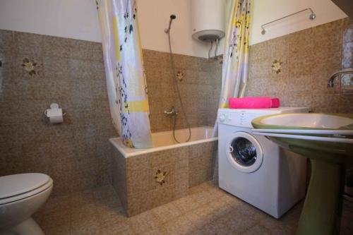 W łazience znajduje się pralka i umywalka. w obiekcie Apartment in Porec/Istrien 10031 w Poreču