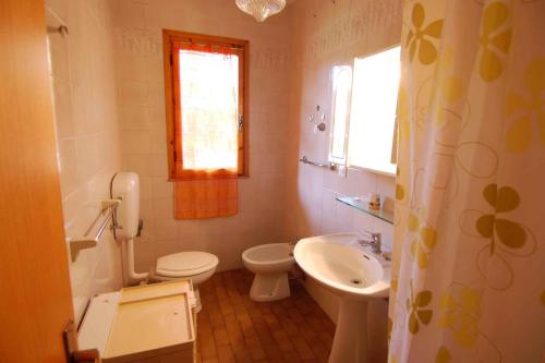 ロゾリーナ・マーレにあるApartments in Rosolina Mare 24876のバスルーム(洗面台、トイレ、シンク付)
