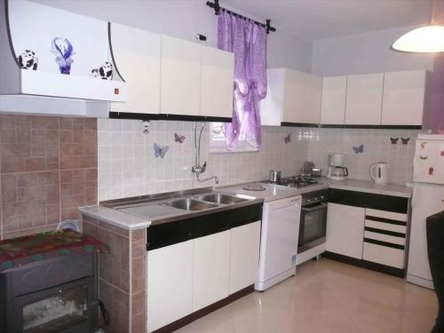 Fotografia z galérie ubytovania Three-Bedroom Apartment in Kampor I v destinácii Kampor