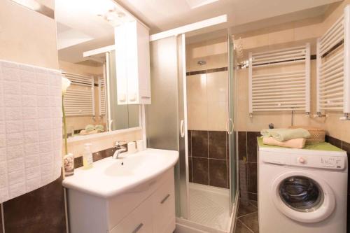 y baño con lavabo y lavadora. en Apartment in Krsan 8861, en Kršan