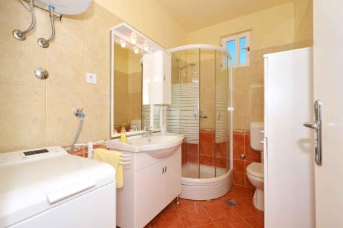 Koupelna v ubytování Two-Bedroom Apartment in Slatine II