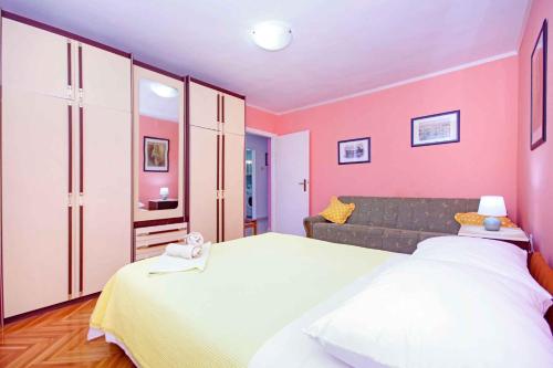 Postel nebo postele na pokoji v ubytování Two-Bedroom Apartment in Makarska/Makarska Riviera 6709