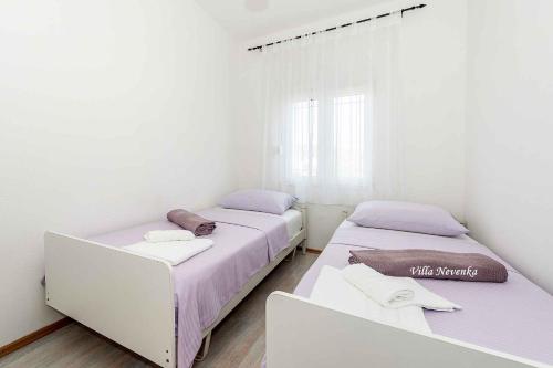 Postel nebo postele na pokoji v ubytování Apartment Rogoznica - Sibenik Riviera 7187
