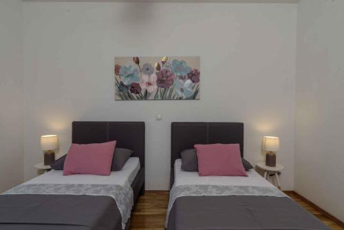 Łóżko lub łóżka w pokoju w obiekcie Two-Bedroom Apartment in Kastel Novi I