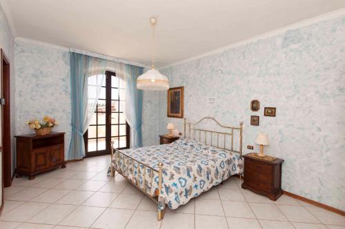 una camera da letto con un letto e una finestra di Holiday home in Quartu Sant'Elena 22916 a Flumini di Quartu
