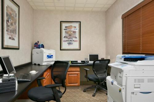 biuro z biurkiem z komputerem i krzesłami w obiekcie Wingate by Wyndham Green Bay w mieście Green Bay